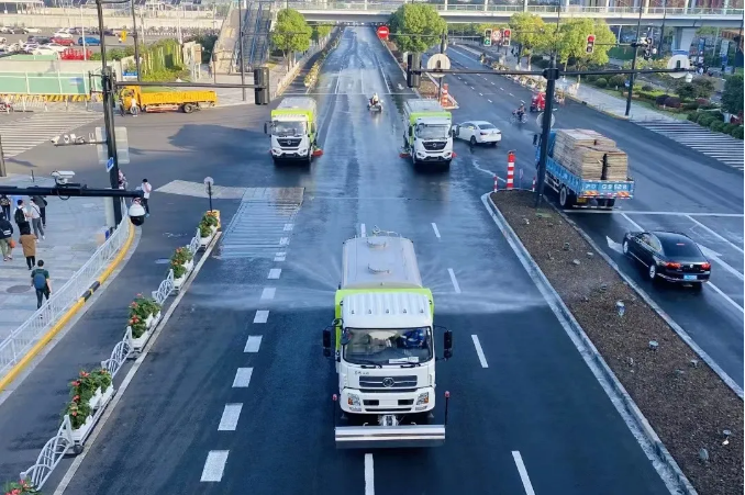 路面見本色丨盈峰環(huán)境新能源環(huán)衛(wèi)裝備服務(wù)上海進(jìn)博會！